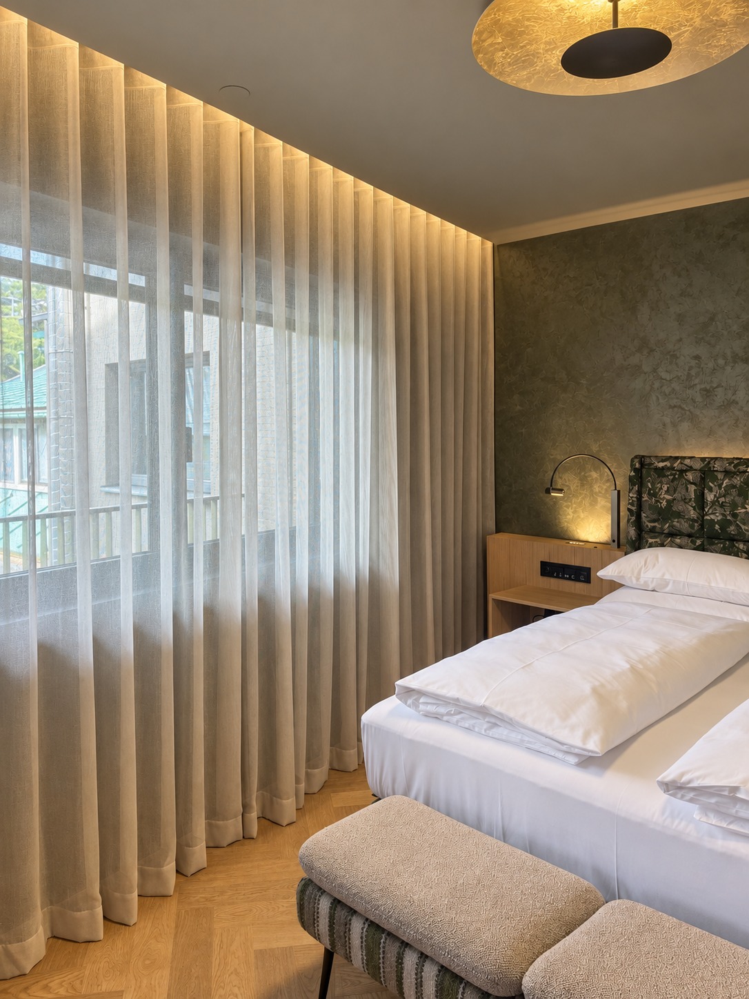 Noa: Vorhangdetail mit indirekter Beleuchtung am Bett