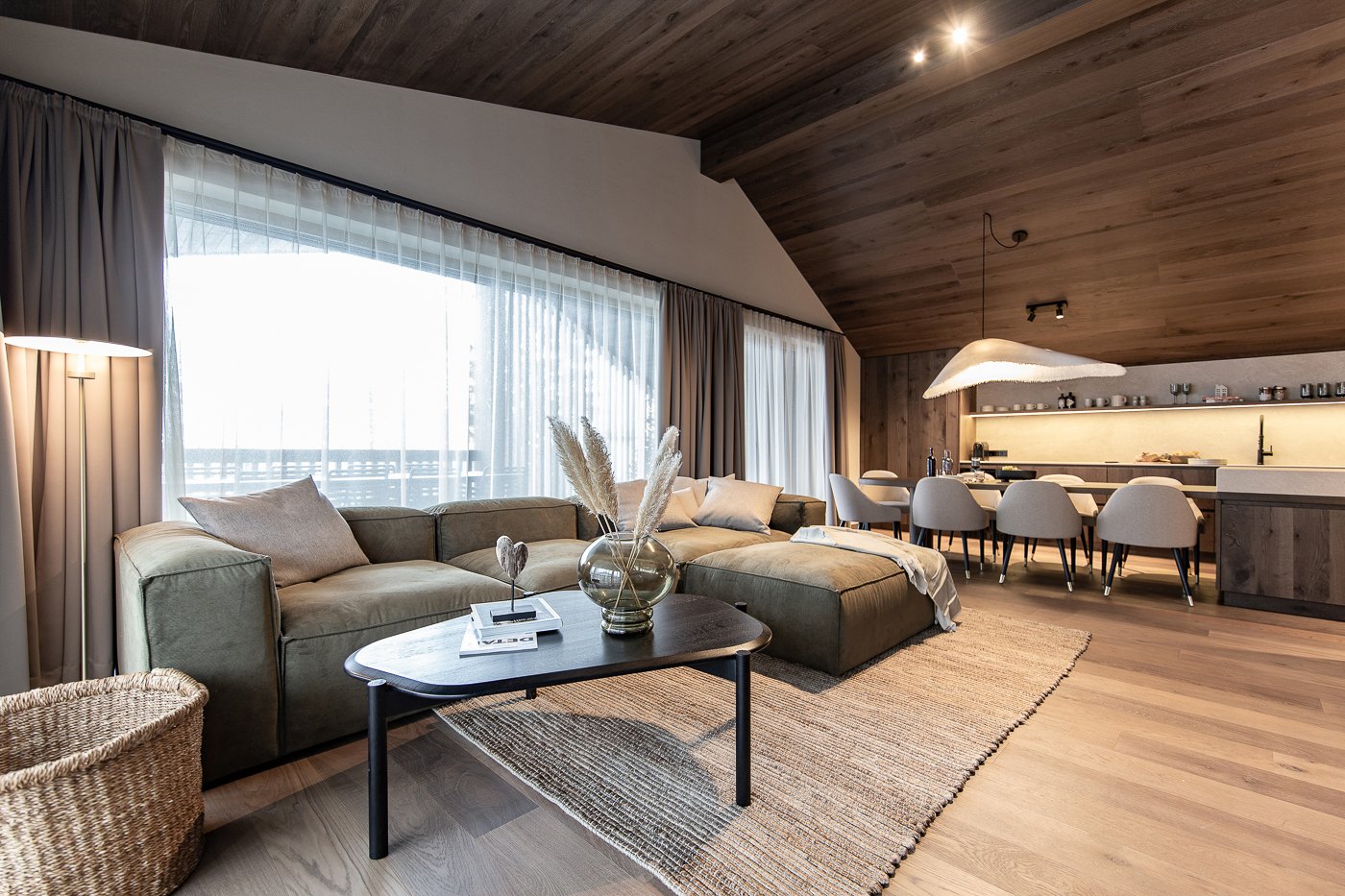Villa Lisl: Penthouse mit großzügiger Sofalandschaft und weichen Textilien
