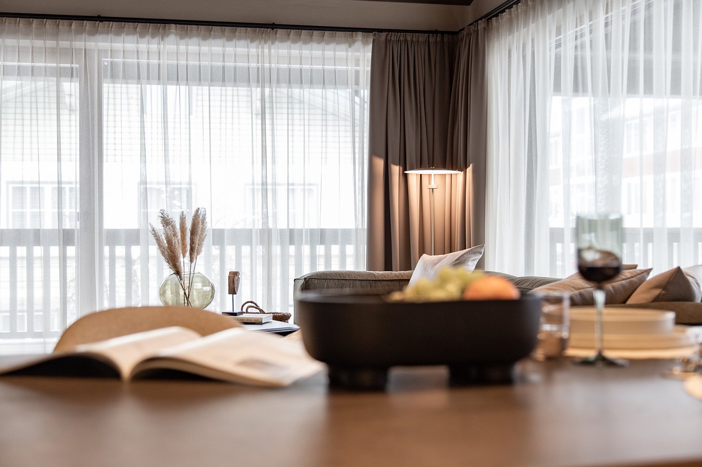 Detail von Couchtisch, Vorhängen und Polstermöbeln im Penthouse